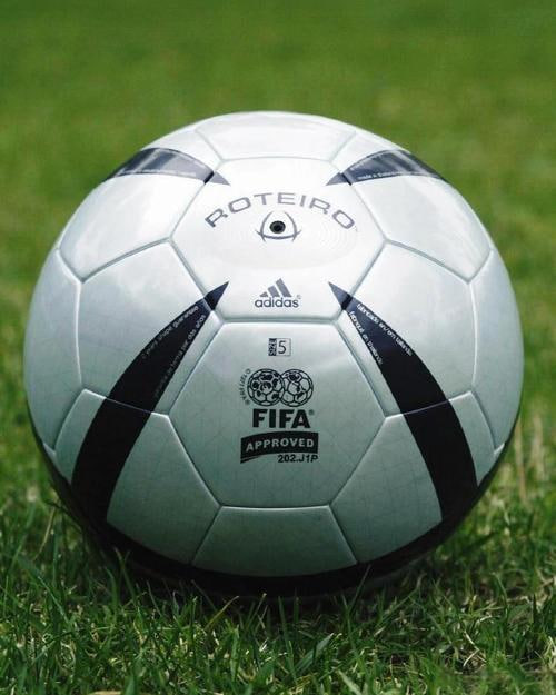 篮球赛事观看场景